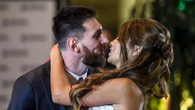 TOPSHOT - Argentine football star Lionel Messi and bride Antonella Roccuzzo pose for photographers during their wedding at the City Centre Complex in Rosario, Santa Fe province, Argentina. Footballers and celebrities including pop singer Shakira gathered Friday for the "wedding of the century" in Lionel Messi's Argentine home town. (Eitan Abramovich / AFP) TOPSHOT - Argentine football star Lionel Messi and bride Antonella Roccuzzo pose for photographers during their wedding at the City Centre Complex in Rosario, Santa Fe province, Argentina. Footballers and celebrities including pop singer Shakira gathered Friday for the "wedding of the century" in Lionel Messi's Argentine home town. (Eitan Abramovich / AFP)