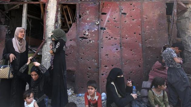 Displaced Iraqi civilians gather to be evacuated in the Old City of Mosul on July 1, 2017 where Iraqi forces are battling some of the last members of the Islamic State (IS) jihadist group in the city. (AFP) Displaced Iraqi civilians gather to be evacuated in the Old City of Mosul on July 1, 2017 where Iraqi forces are battling some of the last members of the Islamic State (IS) jihadist group in the city. (AFP)