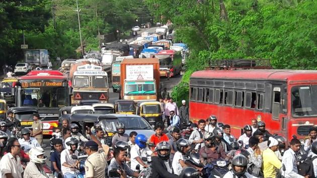 Commuters stuck on Ghobunder Road. (Praful Gangurde) Commuters stuck on Ghobunder Road. (Praful Gangurde)
