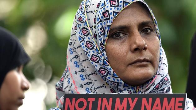 The group met opposite Dadar Plaza at 4pm and raised their voice against mob-lynchings, the violence in Kashmir and other incidents that have been choking minorities. (Pratik Chorge/HT Photo)