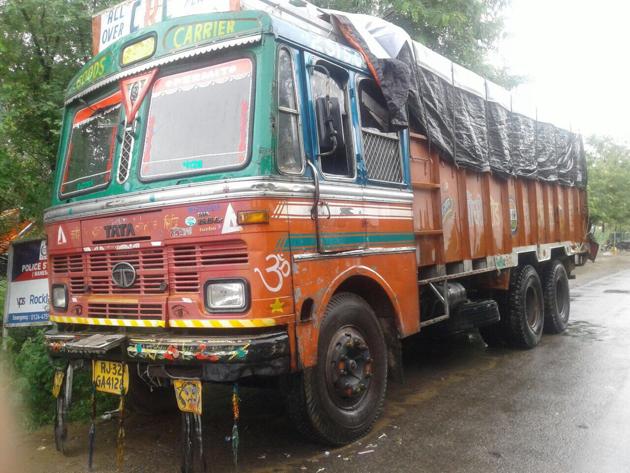 Most trucks impounded by the Gurgaon police were ones that are allowed to load up to 25 tonnes of goods. (HT PHOTO) Most trucks impounded by the Gurgaon police were ones that are allowed to load up to 25 tonnes of goods. (HT PHOTO)