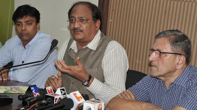 Brigesh Dixit, MD of Maharashtra Metro addressing a press conference at Patrakar Sangh in Pune on Monday.(HT Photo)