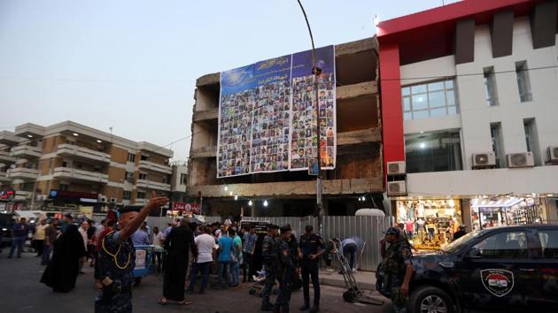 Iraqi's distribute food and sweets in Baghdad on July 2, 2017, a day before the anniversary of the explosion which killed nearly 300 people in Baghdad's Karrada district. / AFP PHOTO / SABAH ARAR (AFP) Iraqi's distribute food and sweets in Baghdad on July 2, 2017, a day before the anniversary of the explosion which killed nearly 300 people in Baghdad's Karrada district. / AFP PHOTO / SABAH ARAR (AFP)