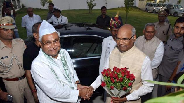 Bihar Chief Minister Nitish Kumar exchange greetings with former Governor Ram Nath Kovind at a Roza-Iftaar party in Patna, June 17, 2017(PTI)