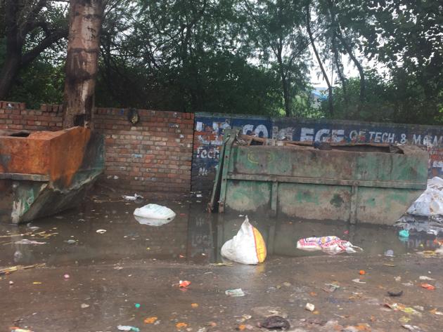 Residents said that they are planning to move a complaint about the garbage pile-up at the Chief Minister’s window, if the waste isn’t removed anytime soon. (HT PHOTO) Residents said that they are planning to move a complaint about the garbage pile-up at the Chief Minister’s window, if the waste isn’t removed anytime soon. (HT PHOTO)