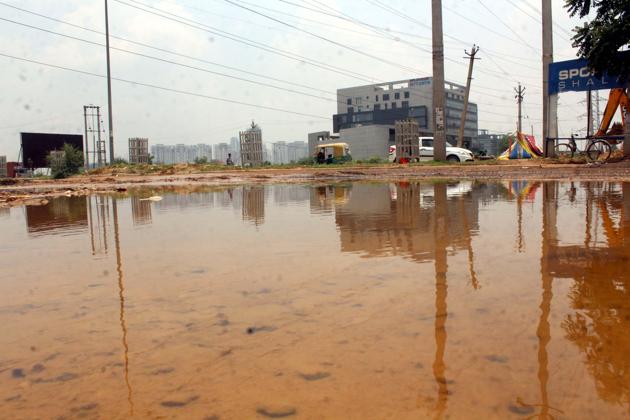 Officials said pre-monsoon showers in the city left several waterlogged areas open to the threat of mosquito-breeding and a spike in cases of malaria, dengue and chikungunya. (Rahul Grover/ht photo) Officials said pre-monsoon showers in the city left several waterlogged areas open to the threat of mosquito-breeding and a spike in cases of malaria, dengue and chikungunya. (Rahul Grover/ht photo)