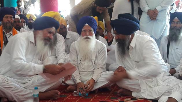 Shiromani Gurdwara Parbandhak Committee (SGPC) chief (centre) Kirpal Singh Badungar during a religious propagation drive in Mansa on tuesday.(HT Photo)