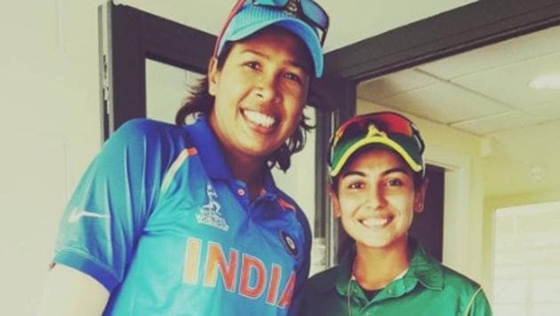 Jhulan Goswami (L) and Kainat Imtiaz pose for a picture during the ongoing ICC Women’s World Cup in England.(Instagram)