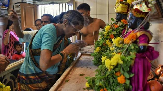 Many start their day with a visit to a temple. (ANSHUMAN POYREKAR/HT) Many start their day with a visit to a temple. (ANSHUMAN POYREKAR/HT)