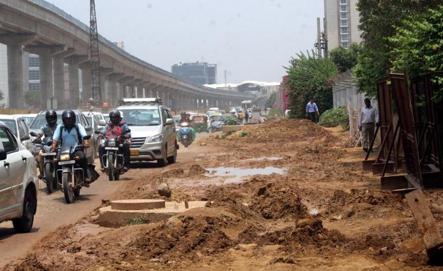 Traffic comes to a crawl on Golf Course Road on Tuesday.(Rahul Grover/HT PHOTO)