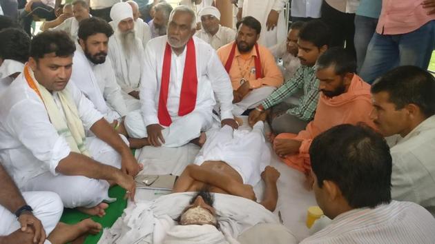 Haryana Congress president Ashok Tanwar (second from left) sitting besides Gopal Das, who is on a hunger strike, in Rohtak on Monday. (HT Photo) Haryana Congress president Ashok Tanwar (second from left) sitting besides Gopal Das, who is on a hunger strike, in Rohtak on Monday. (HT Photo)