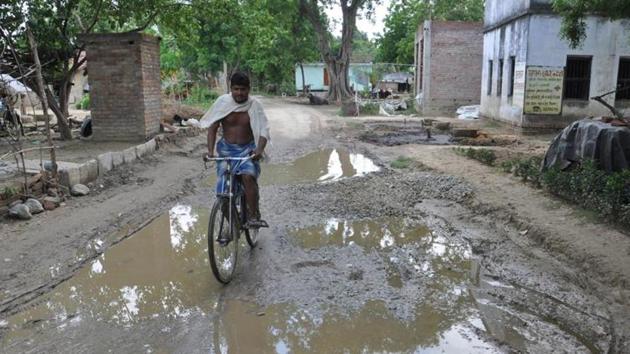 A dilapidated road filled with potholes connects Kakrahia with Varanasi(Rajesh Kumar/HT Photo)