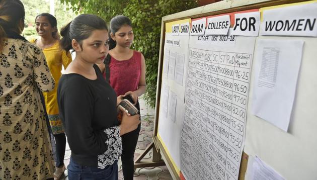 Under the second cutoff list, admissions are open at 44 colleges for English (hons) and 38 colleges have kept admission open for Economics (hons).(Sushil Kumar/HT FILE)