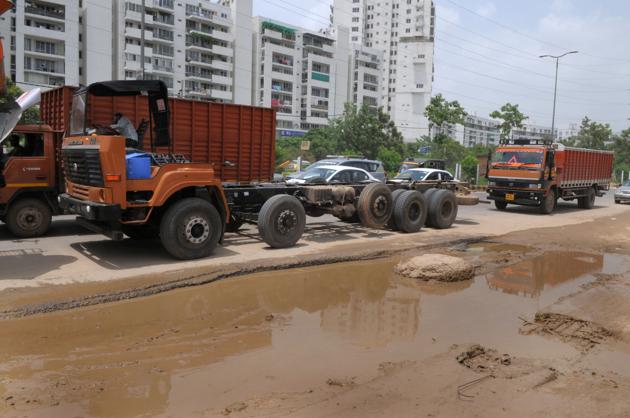 Residents of Vatika City bear the brunt of waterlogging on Sohna Road as it originates from the entrance to their residential society.(Praveen Kumar/HT PHOTO)