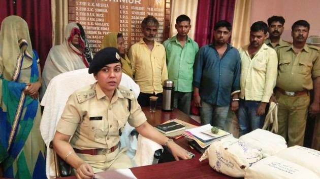 Kaimur superintendent of police Harpreet Kaur with arrested smugglers and seized ganja. (Mukul Jaiswal/HT photo) Kaimur superintendent of police Harpreet Kaur with arrested smugglers and seized ganja. (Mukul Jaiswal/HT photo)