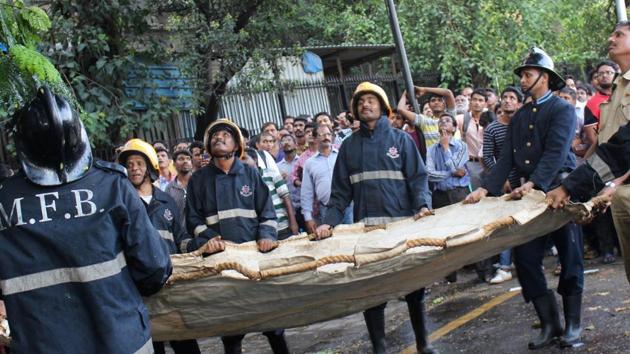 The fire brigade team gets ready for the rescue operation. (Mehek Agrawal/HT Photo)