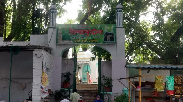 The Thorla dargah is surrounded by modern buildings in Kumbharwada. (HT Photo) The Thorla dargah is surrounded by modern buildings in Kumbharwada. (HT Photo)