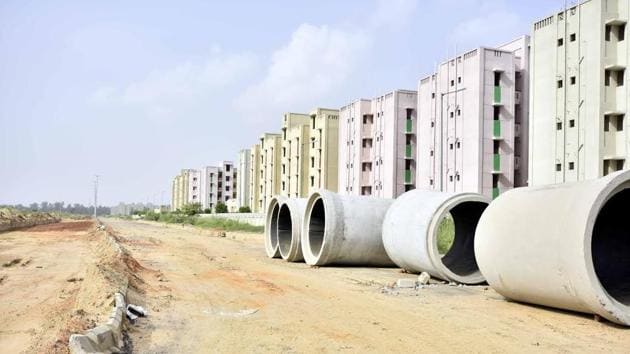 The DBJ water lines have not been laid in Rohini sector 34 and the residents have to purchase potable water.(HT Photo)