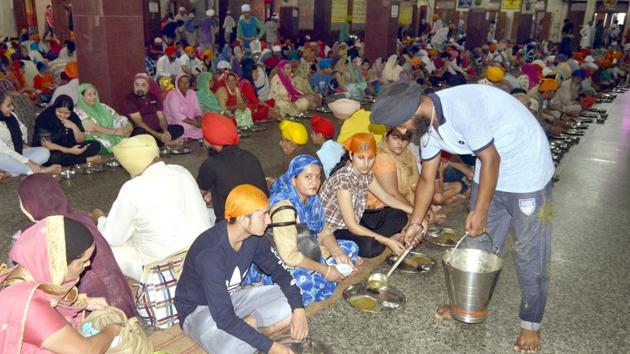 Devotees partaking of langar at the Golden Temple in Amritsar.(Sameer Sehgal/HT)