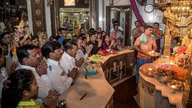 Devotees at the maha aarti. (Satish Bate/HT Photo) 