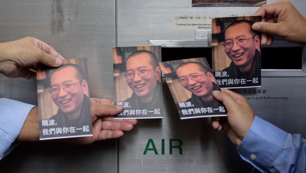 Protestors prepare to post postcards written and addressed to terminally-ill Chinese Nobel laureate Liu Xiaobo (pictured on cards) outside the General Post Office in Hong Kong on July 5, 2017. (AFP Photo) Protestors prepare to post postcards written and addressed to terminally-ill Chinese Nobel laureate Liu Xiaobo (pictured on cards) outside the General Post Office in Hong Kong on July 5, 2017. (AFP Photo)