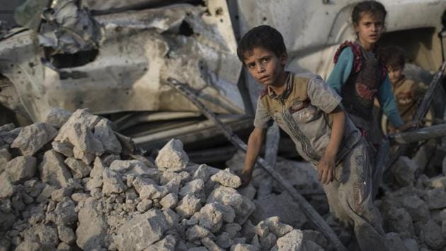 Iraqi children flee through the rubble as Iraqi forces continue their advance against Islamic State militants in the Old City. (AP)