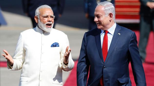 Israeli Prime Minister Benjamin Netanyahu (R) walks with his Indian counterpart Narendra Modi (L) during an official ceremoney at Ben-Gurion International airport near Tel Aviv. (AFP Photo) Israeli Prime Minister Benjamin Netanyahu (R) walks with his Indian counterpart Narendra Modi (L) during an official ceremoney at Ben-Gurion International airport near Tel Aviv. (AFP Photo)