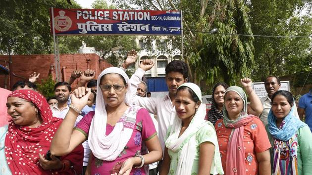 Residents of Rajiv Nagar handed over one of the firm’s employees to the Sector 14 police on Wednesday. (Sanjeev Verma/HT PHOTO) Residents of Rajiv Nagar handed over one of the firm’s employees to the Sector 14 police on Wednesday. (Sanjeev Verma/HT PHOTO)