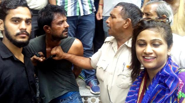 The snatching accused was nabbed on the spot as the police also reach the spot after the woman resisted the snatching bid in Rothak on Wednesday. July 05, 2017: Photo by Manoj Dhaka/HindustanTimes (Manoj Dhaka/HT Photo) The snatching accused was nabbed on the spot as the police also reach the spot after the woman resisted the snatching bid in Rothak on Wednesday. July 05, 2017: Photo by Manoj Dhaka/HindustanTimes (Manoj Dhaka/HT Photo)