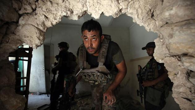 Iraqi Counter-Terrorism Service (CTS) advance inside a house in the Maidan district. (AFP)