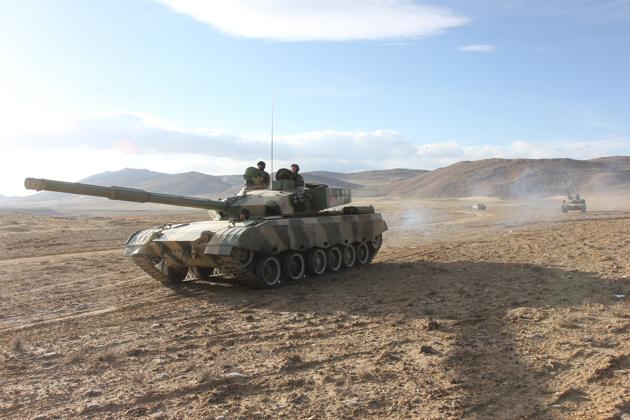 Tanks from a combined brigade of the PLA during an exercise in the Tibet Autonomous Region.(Courtesy: China Military Online)