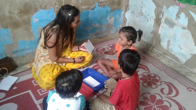 Children playing mathematical games with an instructor in a Delhi playschool(Vrinda Kapur, J-PAL SA)