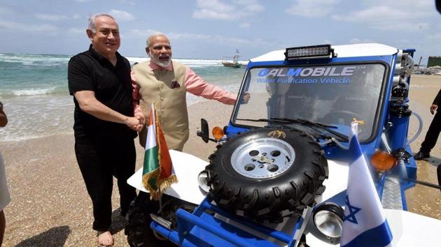 Prime Minister Narendra Modi and his Israeli counterpart Benjamin Netanyahu attend a demonstration of a mobile seawater desalination unit.(Twitter/PMO)