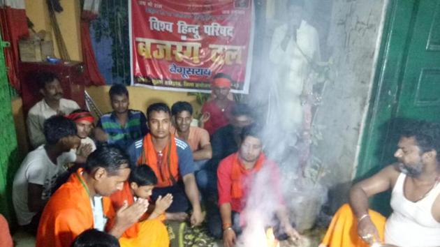 Picture of the ceremony at a Begusarai temple where Mohammed Anwar and his two sons embraced Hinduism. Anwar, who has changed his name to Anand Bharti, shared the picture with HT.(HT Photo)
