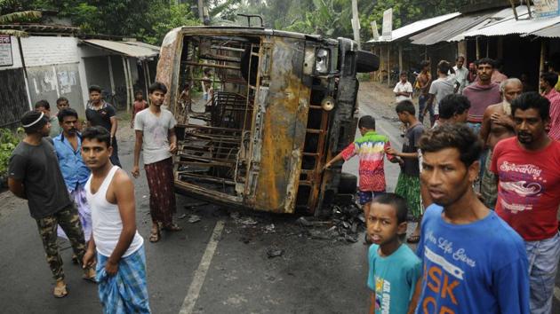 Tensions prevail across Basirhat subdivision in North 24 Parganas, West Bengal over an allegedly objectionable Facebook post by a class XI student. Despite the student’s arrest, protesters attacked the police torching shops and police vehicles.(Samir Jana/HT Photo)