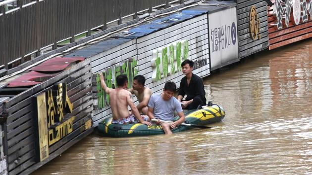 About 3,000 armed police have been sent to the floodlighting front line in Hunan. (AP) About 3,000 armed police have been sent to the floodlighting front line in Hunan. (AP)