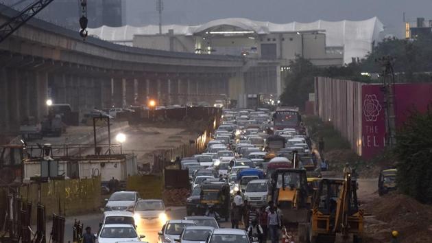 Heavy traffic on Golf Course Road near Genpact crossing, in Gurgaon, on Thursday. (Sanjeev Verma/HT PHOTO) Heavy traffic on Golf Course Road near Genpact crossing, in Gurgaon, on Thursday. (Sanjeev Verma/HT PHOTO)