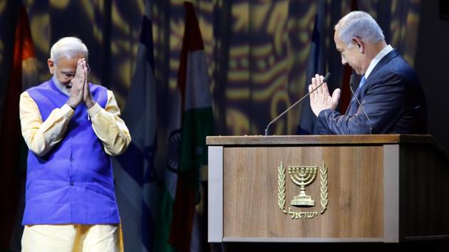 Israeli Prime Minister Benjamin Netanyahu (R) greets his Indian counterpart Narendra Modi during a meeting with Indian community in the Israeli coastal city of Tel Aviv, on July 5, 2017.  Modi addressed a gathering of Jewish people of Indian origin settled in Israel announcing relaxations in the procurement of OCI cards for Indian origin persons who have undergone compulsory military service in Israel. (Gil Cohen-Magen / AFP) 
