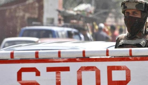 An Army soldier stands guard near a check post outside the Badami Bagh cantonment in Srinagar.(Waseem Andrabi/ HT File Photo)