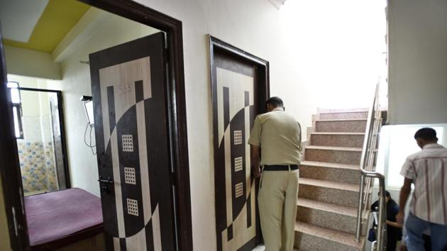 Police at the paying guest accommodation in DLF 3.(Sanjeev Verma/HT Photo)