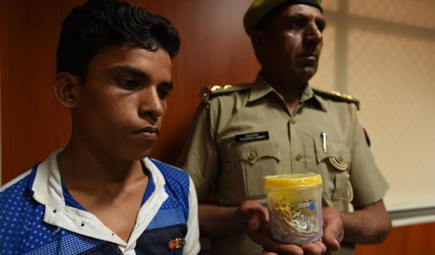 Noida:Domestic help Rahul Kumar Singh was arrest and the gold and diamond jewellery were recovered by the Noida police. (Virendra Singh Gosain/HT PHOTO) Noida:Domestic help Rahul Kumar Singh was arrest and the gold and diamond jewellery were recovered by the Noida police. (Virendra Singh Gosain/HT PHOTO)