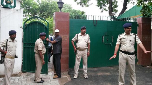 Police officials cordon off the entrance to Lalu Prasad’s residence in Patna while the CBI conducts raids, on July 7, 2017. (AP Dube/HT Photo) Police officials cordon off the entrance to Lalu Prasad’s residence in Patna while the CBI conducts raids, on July 7, 2017. (AP Dube/HT Photo)