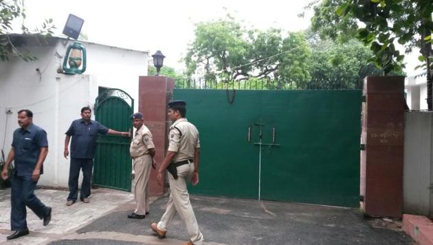 CBI and police officials outside RJD chief Lalu Prasad’s residence in Patna on Friday morning.(AP Dube/ HT photo)