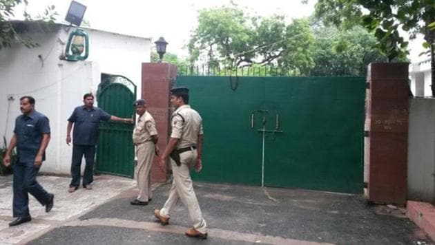 Police officials arrive at Lalu Prasad’s residence in Patna as the CBI conducts simultaneous raids across 12 locations associated with Yadav and his family. (HT Photo) Police officials arrive at Lalu Prasad’s residence in Patna as the CBI conducts simultaneous raids across 12 locations associated with Yadav and his family. (HT Photo)
