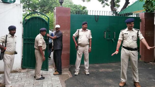 Police officials cordon off the entrance to Lalu Prasad’s residence in Patna while the CBI conducts raids, on July 7, 2017.(AP Dube/HT Photo) Police officials cordon off the entrance to Lalu Prasad’s residence in Patna while the CBI conducts raids, on July 7, 2017.(AP Dube/HT Photo)