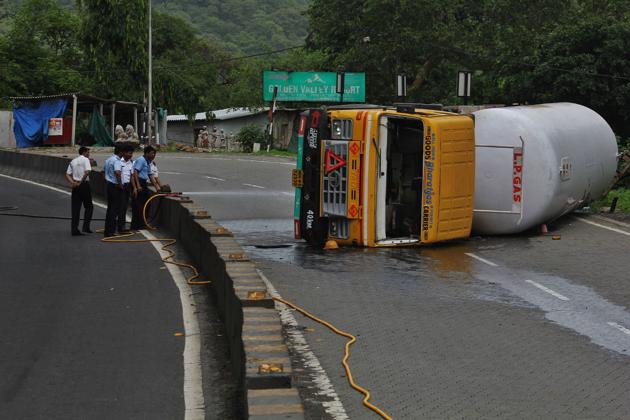 An LPG tanker overturned on Ghodbunder Road on Monday.(Hindustan Times)