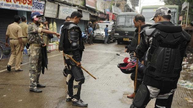 Communal clashes broke out in North 24 Paraganas, West Bengal, on July 3 over an ‘objectionable’ post on Facebook, prompting the government to rush 400 troops of paramilitary BSF to assist the police in containing the situation.(Samir Jana/HT PHOTO)