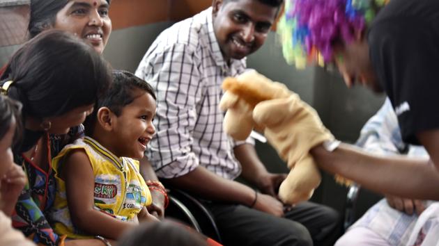 ‘Clownselors’ use mime, drama and toys to engage paediatric parents at the Chacha Nehru children’s hospital (CNBC) in New Delhi.(Raj K Raj / HT Photo)