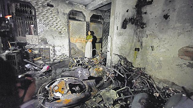 Four people of a family, including two kids, died due to asphyxiation and two others were injured while trying to escape in an early morning fire at a four-storey building in Dilshad Garden area of Delhi on Friday. (Ravi Choudhary/HT PHOTO) Four people of a family, including two kids, died due to asphyxiation and two others were injured while trying to escape in an early morning fire at a four-storey building in Dilshad Garden area of Delhi on Friday. (Ravi Choudhary/HT PHOTO)