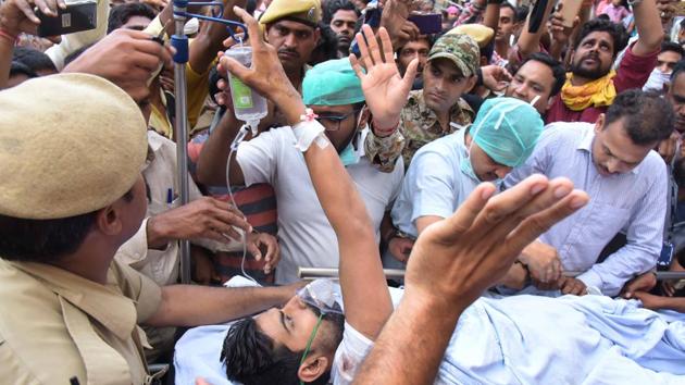 Commando Sohan Singh being shifted to Gurgaon’s Medanta Hospital for treatment on Friday.(Prabhakar Sharma/HT Photo) Commando Sohan Singh being shifted to Gurgaon’s Medanta Hospital for treatment on Friday.(Prabhakar Sharma/HT Photo)